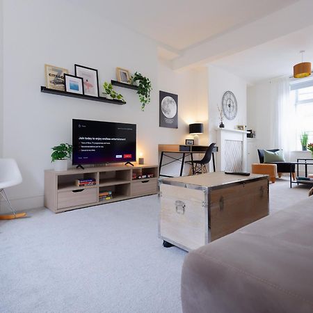Stayright 3 Bed Home Near Hiking Trails & Parks Llwynypia Екстериор снимка