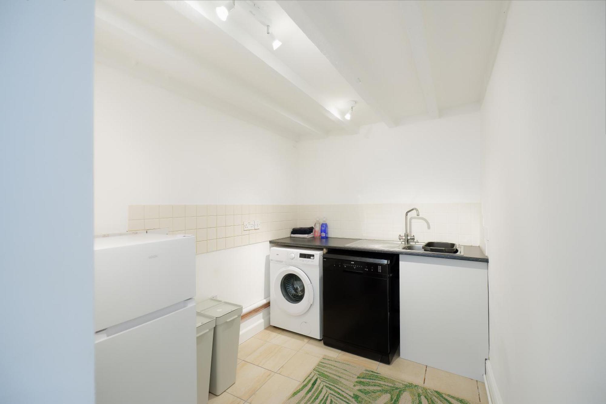 Stayright 3 Bed Home Near Hiking Trails & Parks Llwynypia Екстериор снимка
