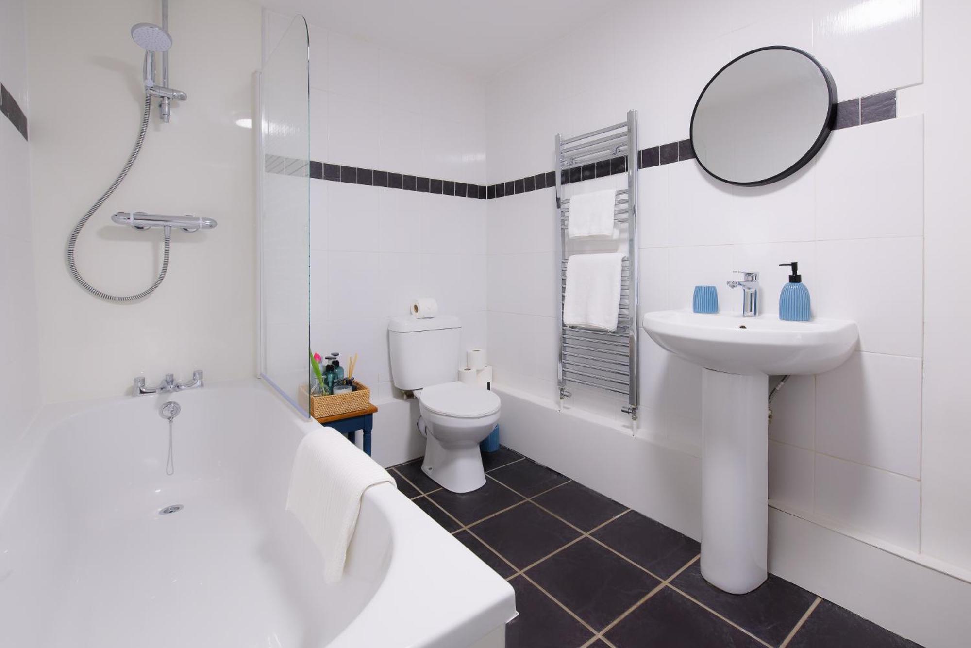 Stayright 3 Bed Home Near Hiking Trails & Parks Llwynypia Екстериор снимка