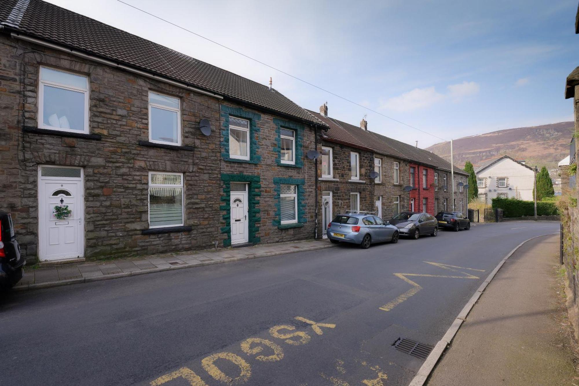 Stayright 3 Bed Home Near Hiking Trails & Parks Llwynypia Екстериор снимка